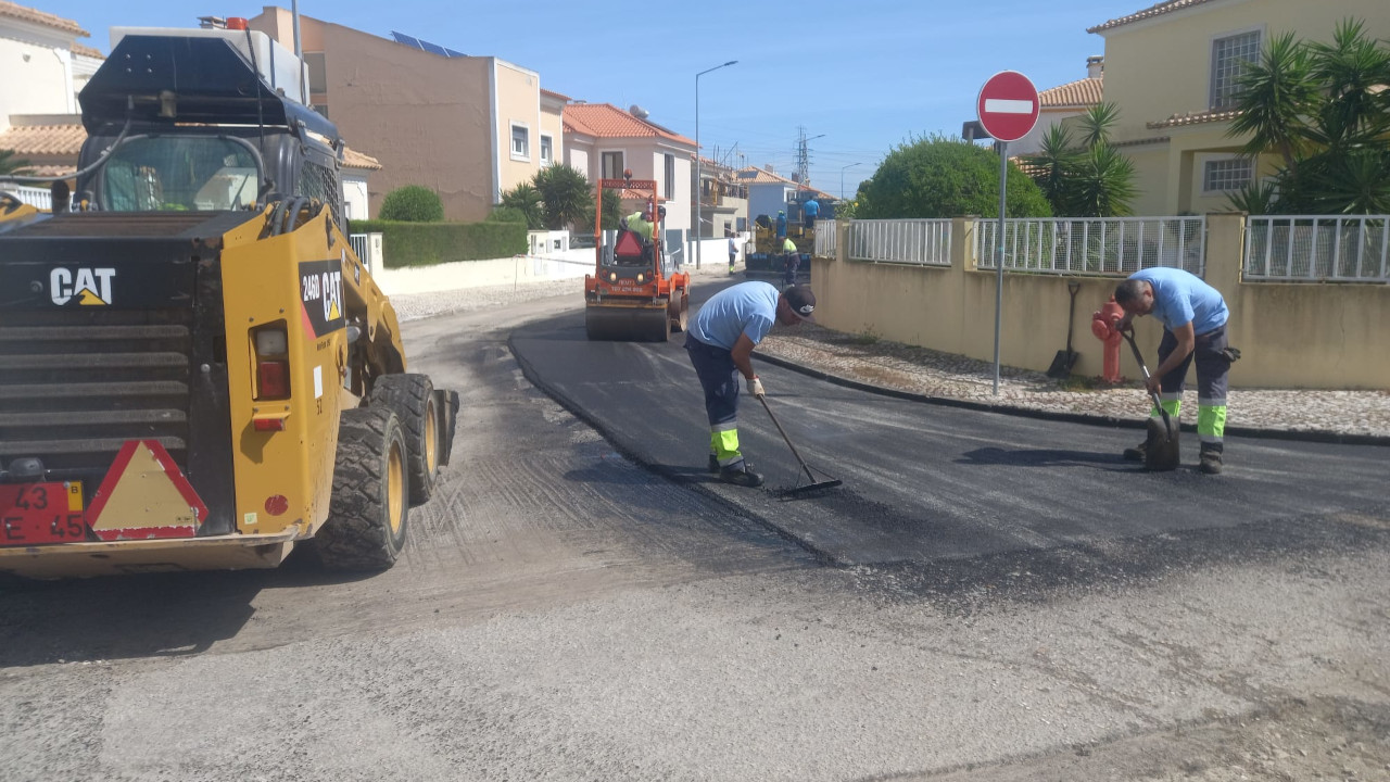 A CM Setúbal inicia obras de repavimentação no Vale Ana Gomes, na Rua das Rosas