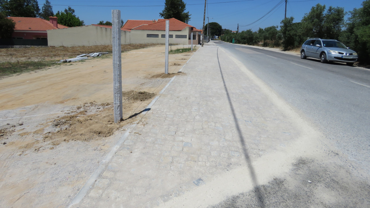 Conclusão da construção de calçada na Rua de Gâmbia em parceria com a Câmara Municipal